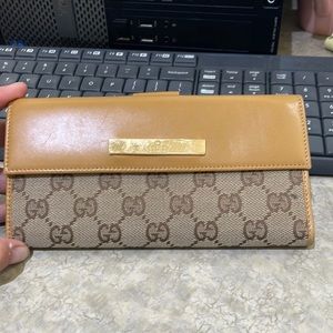 Gucci monogram wallet size 7.5X3.5 in excellent used condition